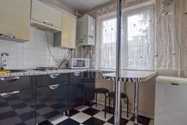 Крым  недвижимость Алушта купить 2 комнатной квартиры в центре Алушты ул. 50 лет Октября.